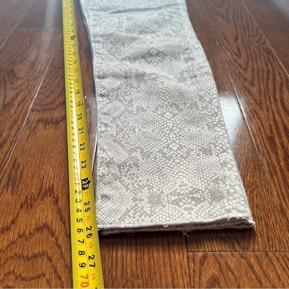 Aritzia Denim Forum Lola High Rise Skinny Crop Jeans White Snake Print - Sz 27 - Picture 15 of 16